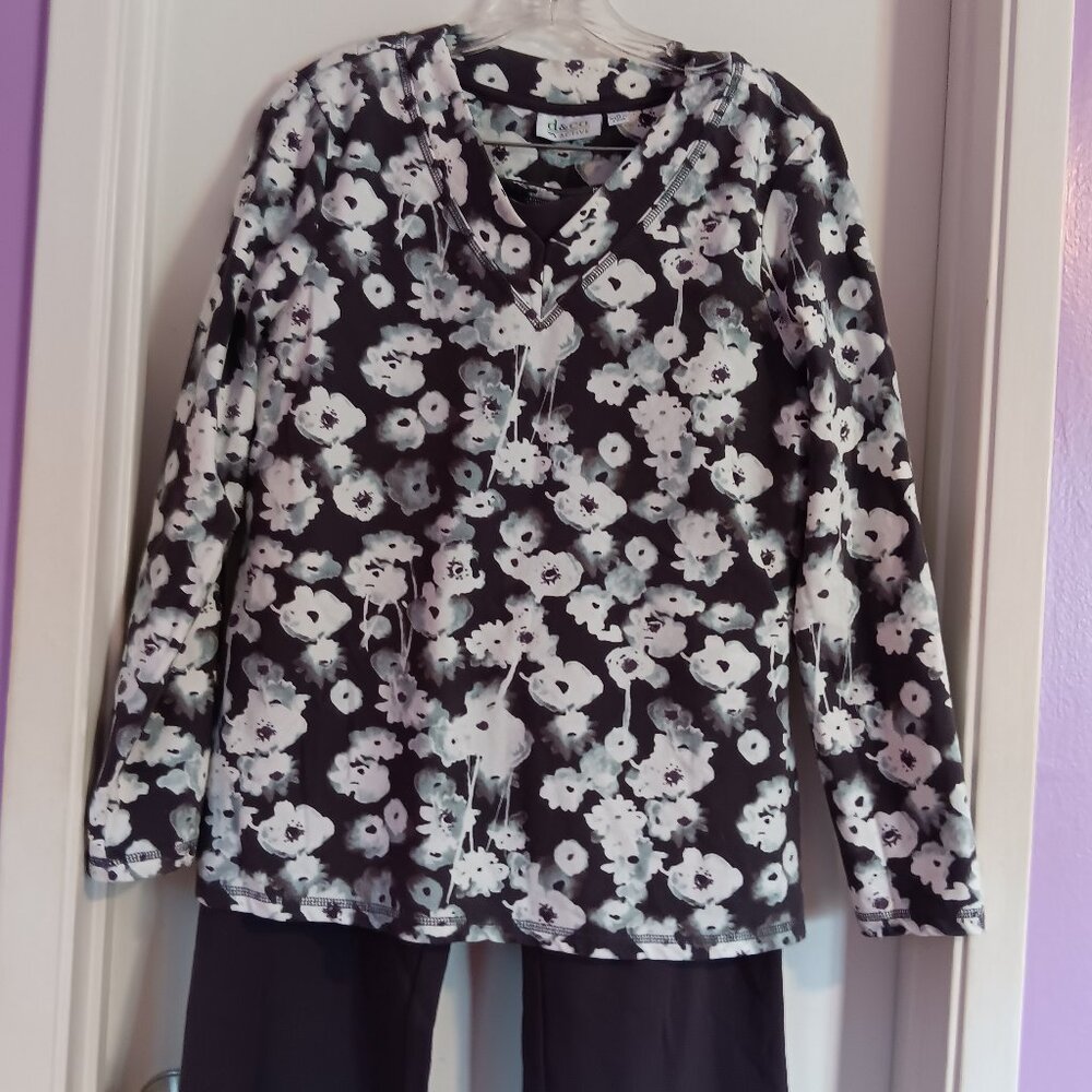 DENIM&CO WOMEN'S MEDIUM GREY FLORAL TOP AND SOLID GREY PANT SET